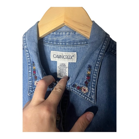 Vintage Embroidered Cabincore “Mom” Button-Down / Denim, Embroidered Florals - Picture 2 of 4
